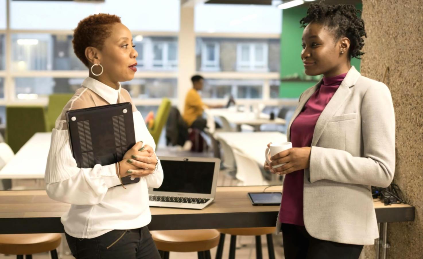 Equipo de lystrionex trabajando en análisis de tendencias financieras