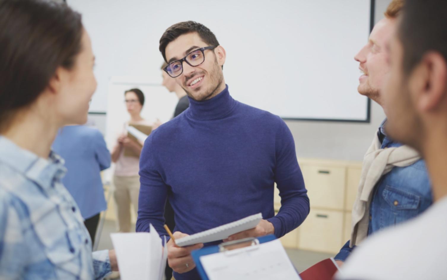 Equipo de análisis financiero trabajando en tendencias de mercado